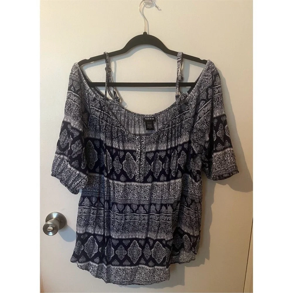 Torrid 2‎ Plus Size Blue Paisley Cold Shoulder Top 2x 18-20